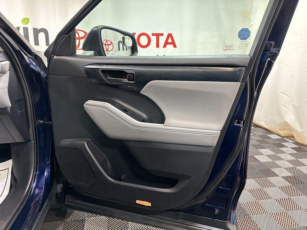 used 2020 Toyota Highlander car, priced at $28,000