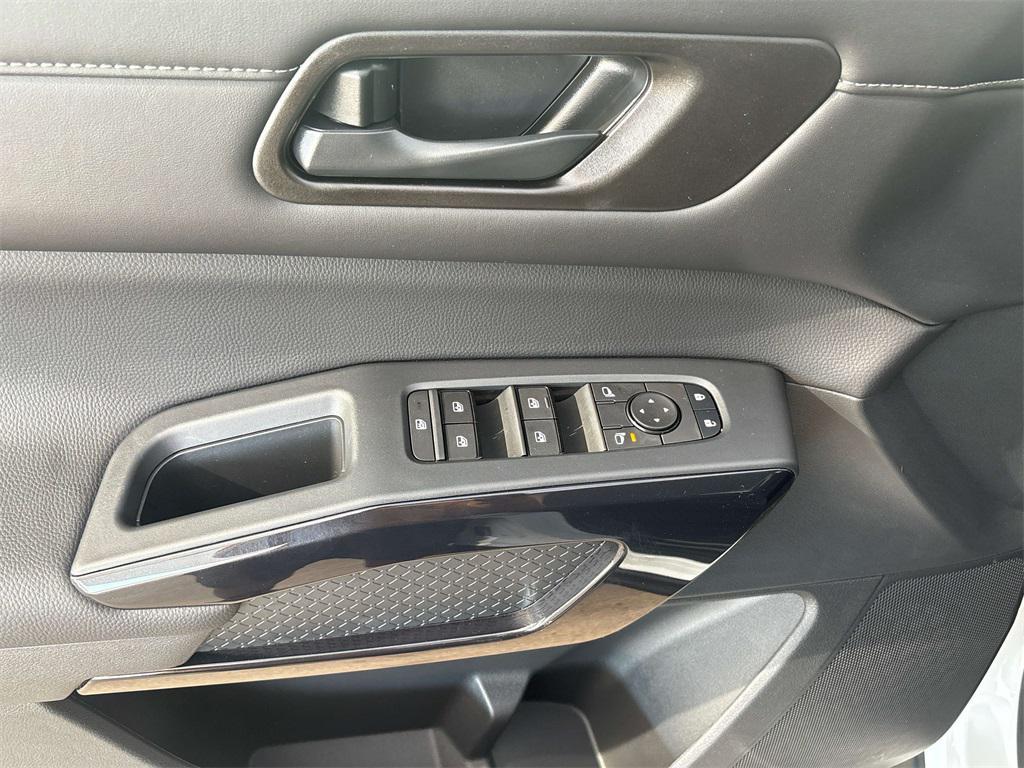 new 2025 Nissan Pathfinder car, priced at $37,361