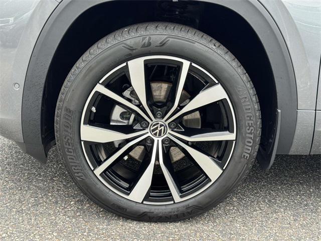 new 2025 Volkswagen Atlas car, priced at $54,496