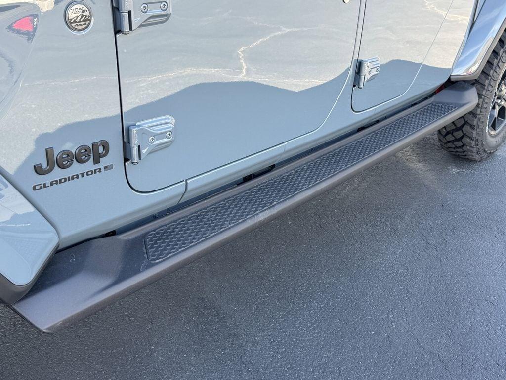 new 2025 Jeep Gladiator car, priced at $51,190