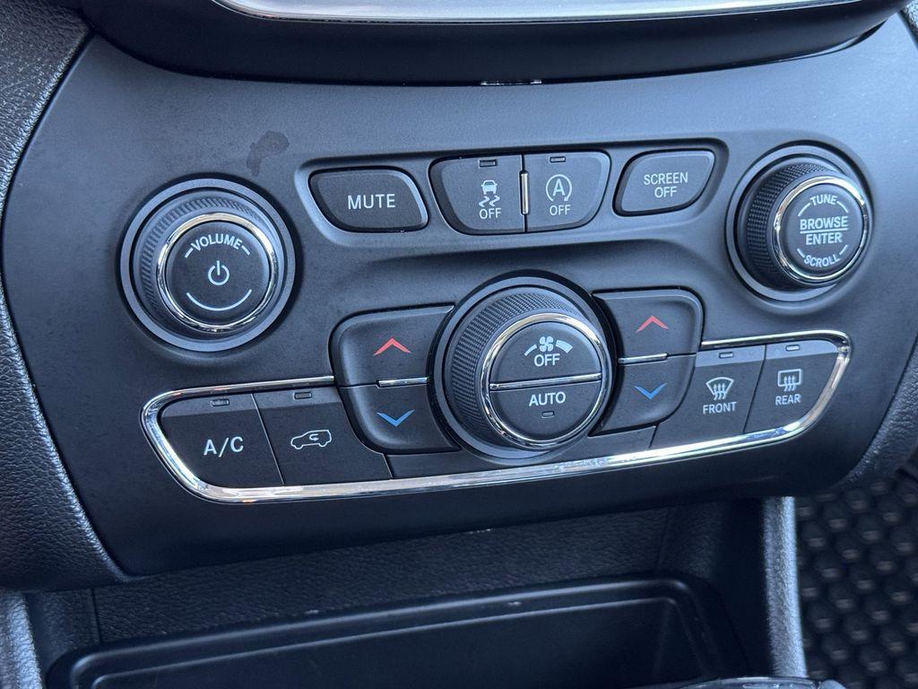 used 2020 Jeep Cherokee car, priced at $20,984