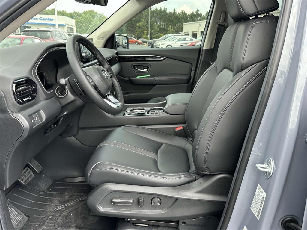 new 2025 Honda Pilot car, priced at $48,569