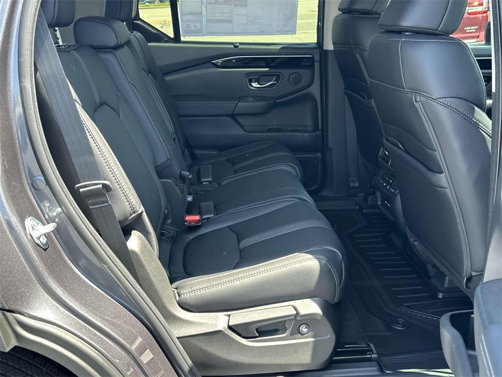 new 2025 Honda Pilot car, priced at $45,168