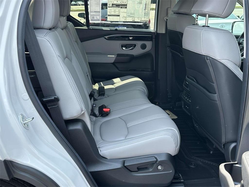 new 2025 Honda Pilot car, priced at $44,043