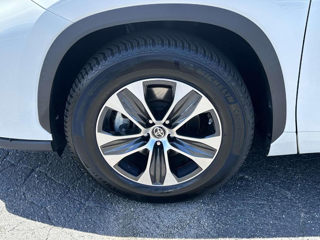 used 2021 Toyota Highlander car, priced at $33,981