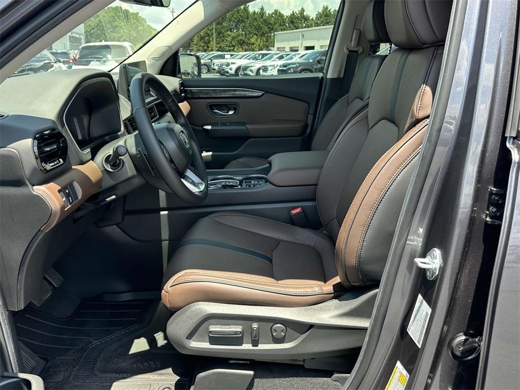 new 2025 Honda Pilot car, priced at $52,894