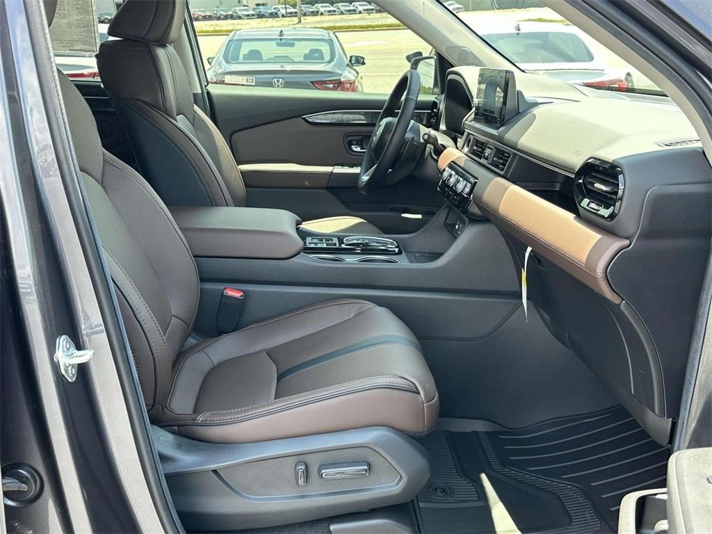 new 2025 Honda Pilot car, priced at $52,894