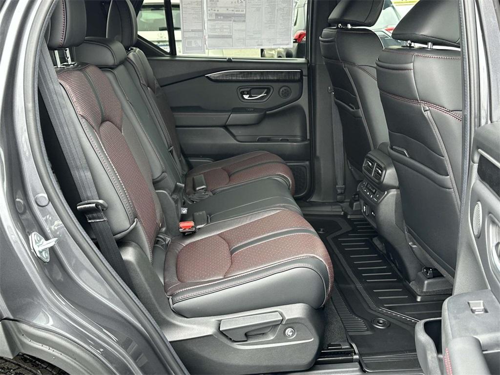 new 2025 Honda Pilot car, priced at $55,057