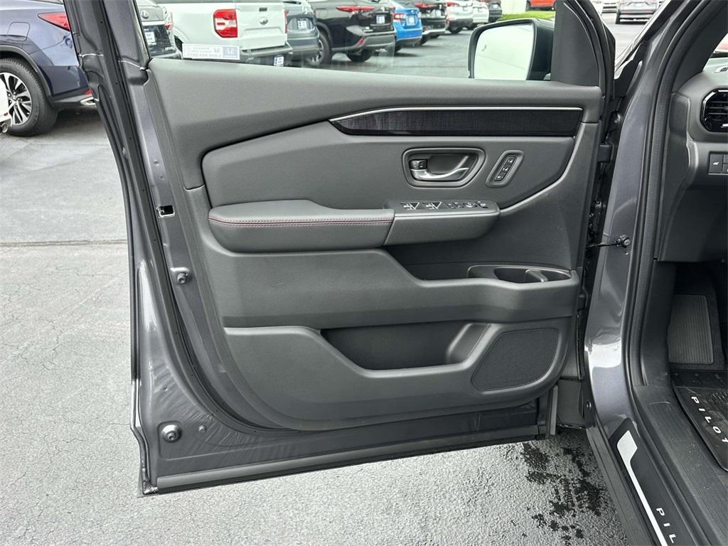 new 2025 Honda Pilot car, priced at $55,057