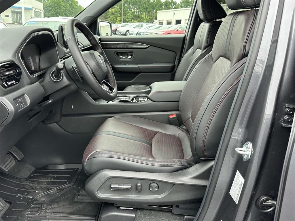 new 2025 Honda Pilot car, priced at $55,057