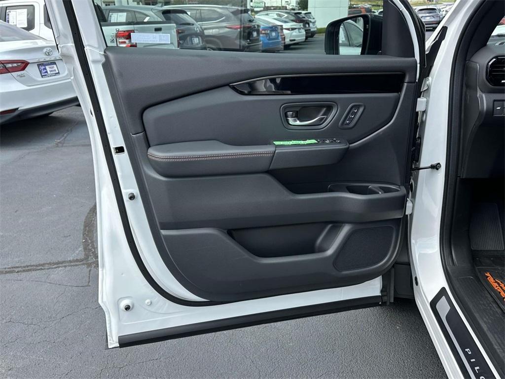 new 2025 Honda Pilot car, priced at $49,196