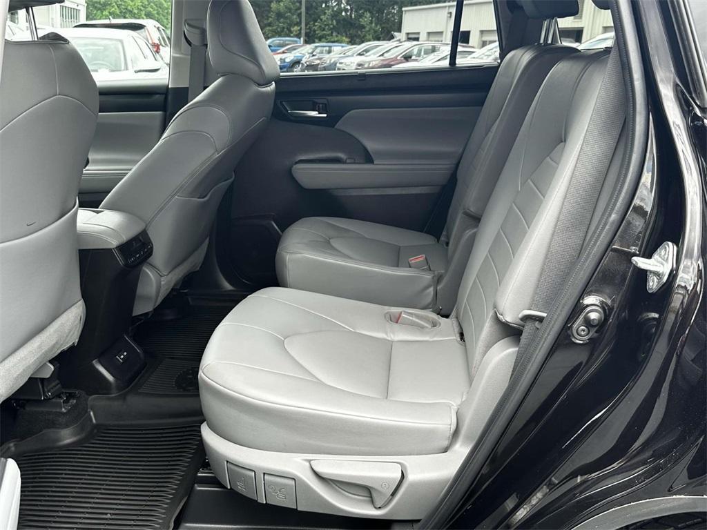 used 2022 Toyota Highlander car, priced at $34,485