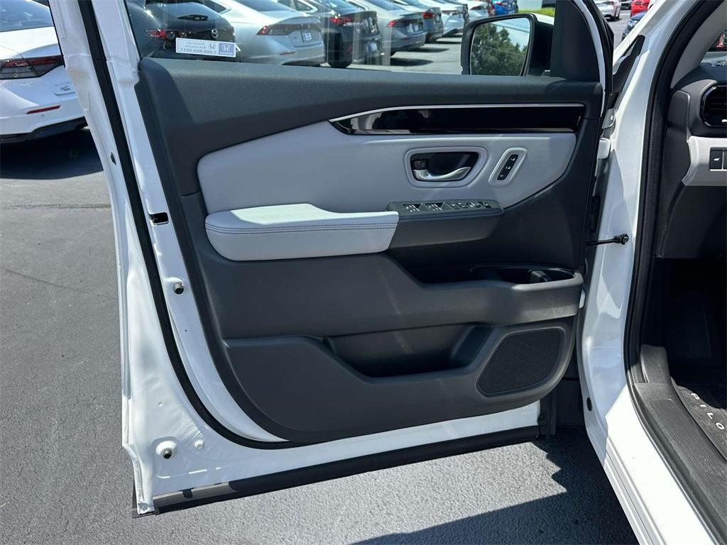 new 2025 Honda Pilot car, priced at $43,135