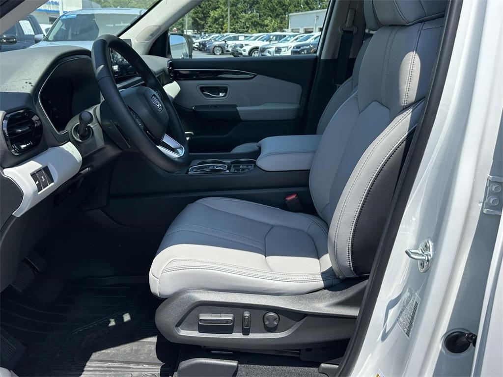 new 2025 Honda Pilot car, priced at $43,135
