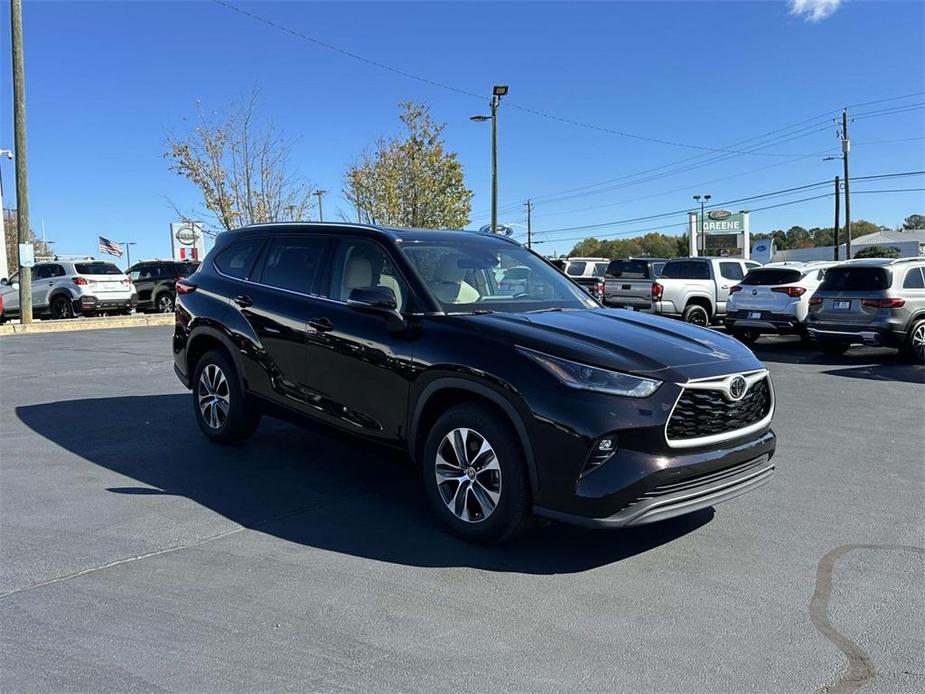 used 2021 Toyota Highlander car, priced at $33,483