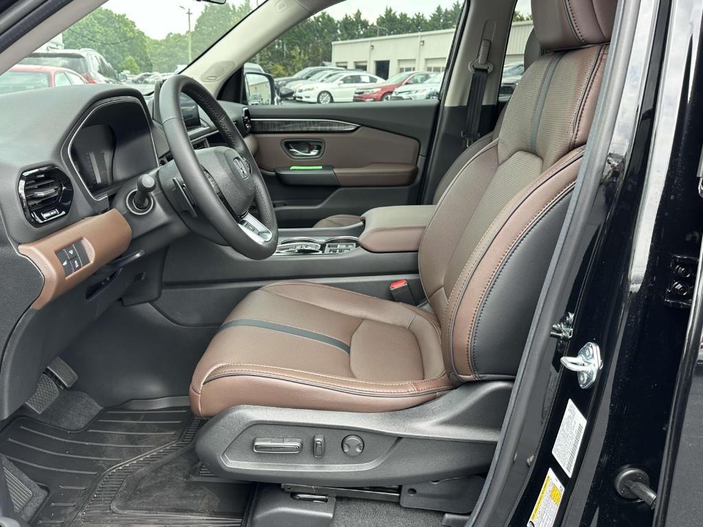 new 2025 Honda Pilot car, priced at $52,894