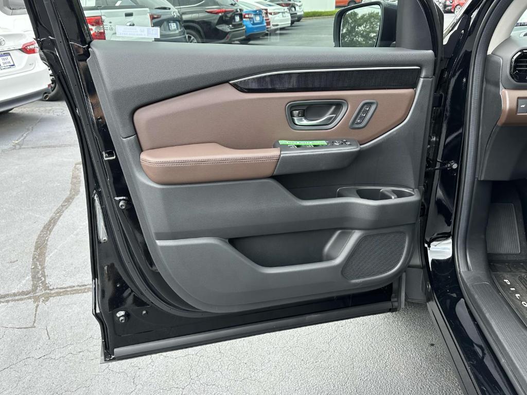 new 2025 Honda Pilot car, priced at $52,894