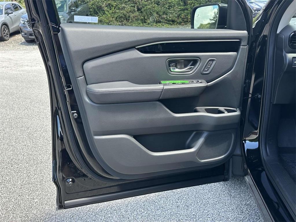 new 2025 Honda Pilot car, priced at $48,540