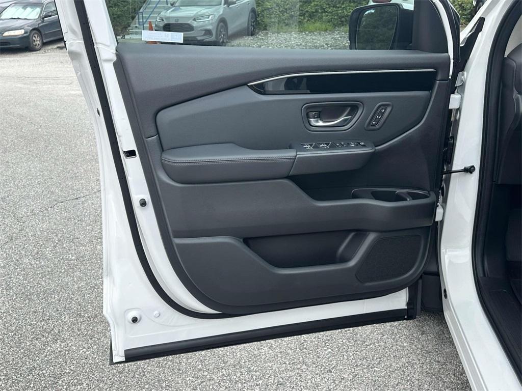 new 2025 Honda Pilot car, priced at $45,130