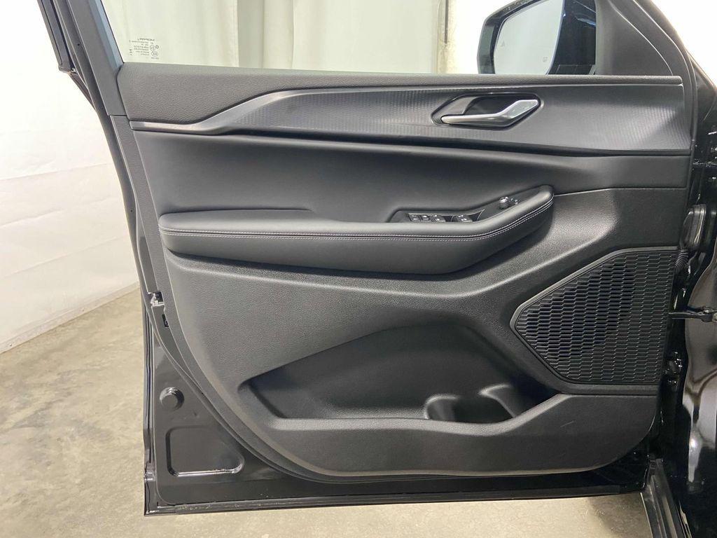 new 2025 Jeep Grand Cherokee car, priced at $39,088