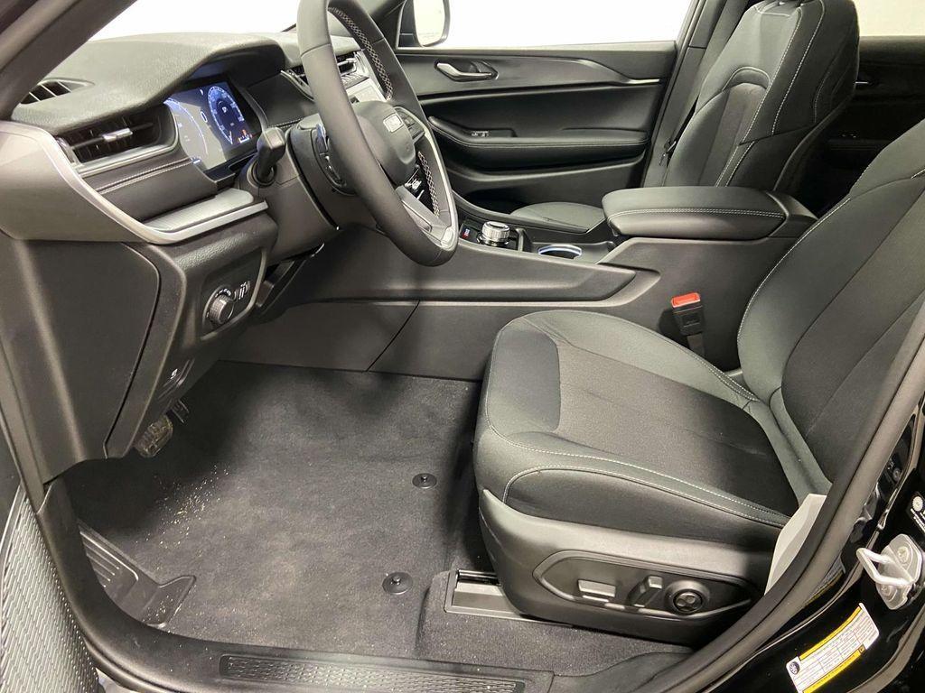 new 2025 Jeep Grand Cherokee car, priced at $39,928