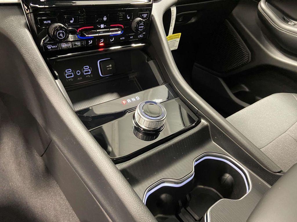 new 2025 Jeep Grand Cherokee car, priced at $39,928