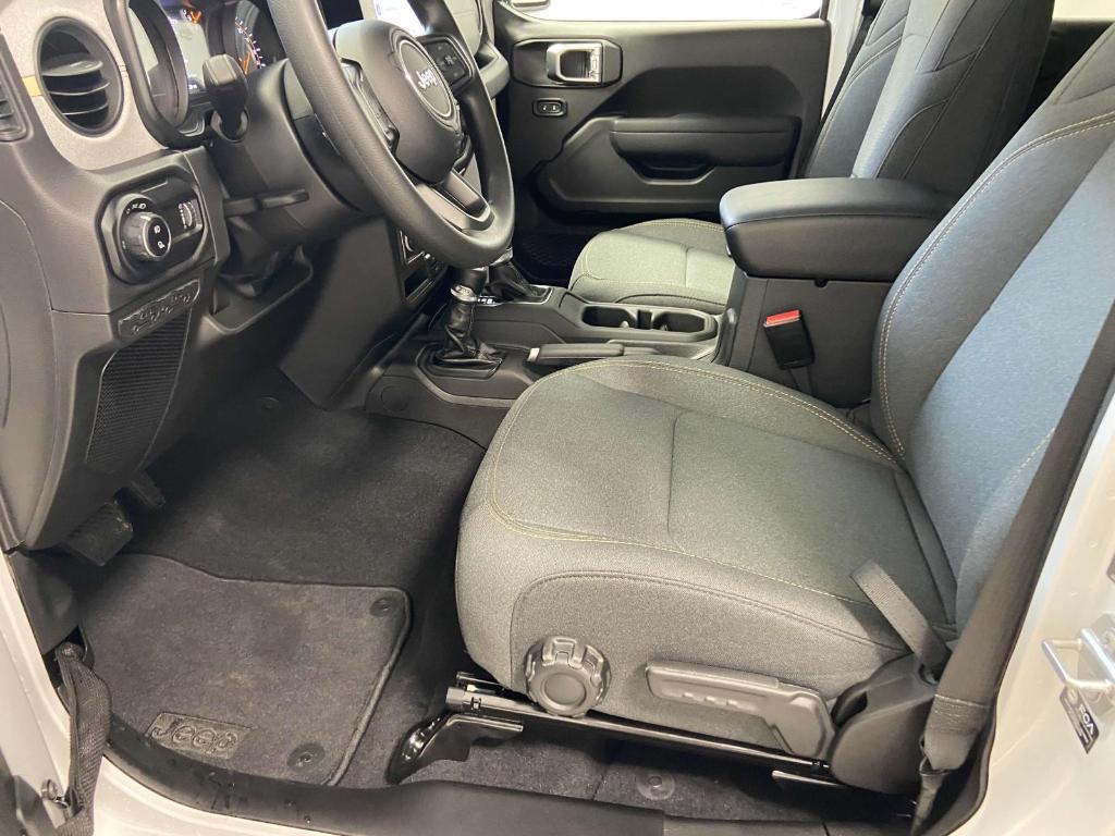 new 2025 Jeep Gladiator car, priced at $41,571