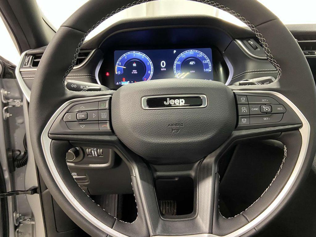 new 2025 Jeep Grand Cherokee car, priced at $39,928