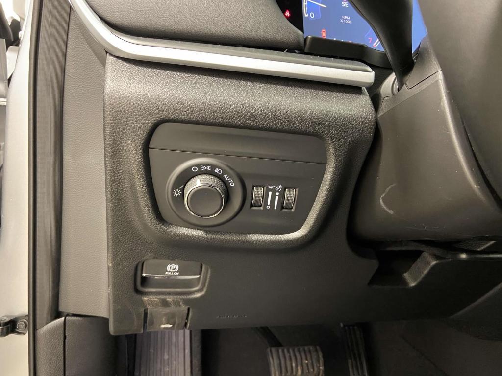 new 2025 Jeep Grand Cherokee car, priced at $39,928