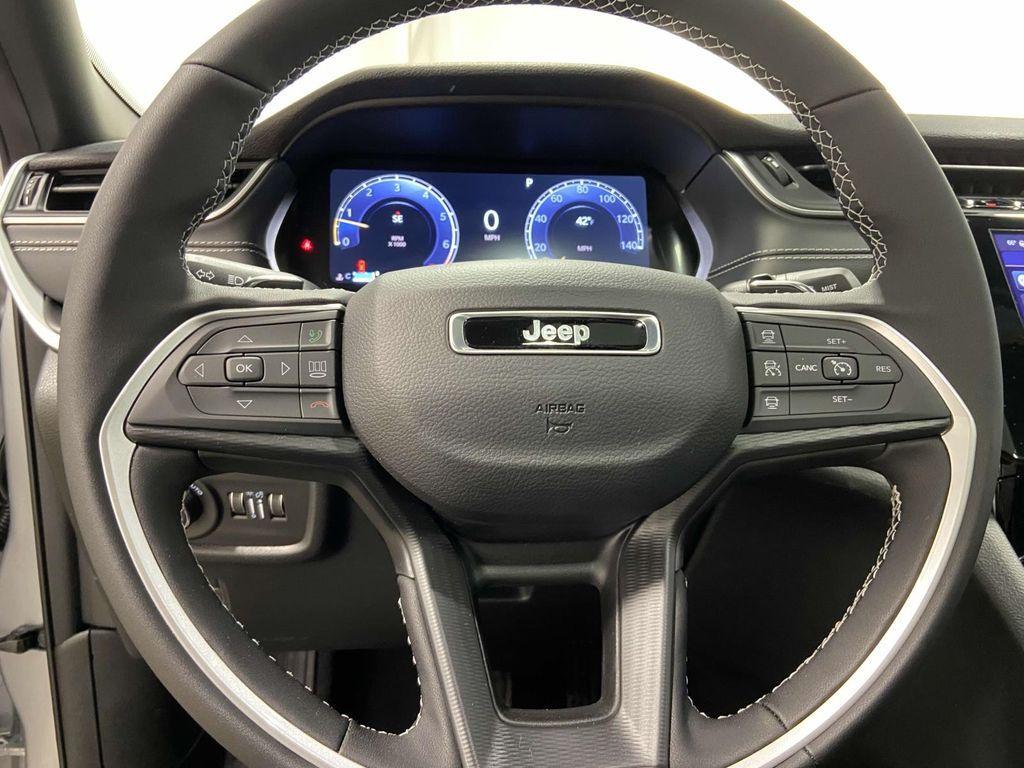 new 2025 Jeep Grand Cherokee car, priced at $39,928