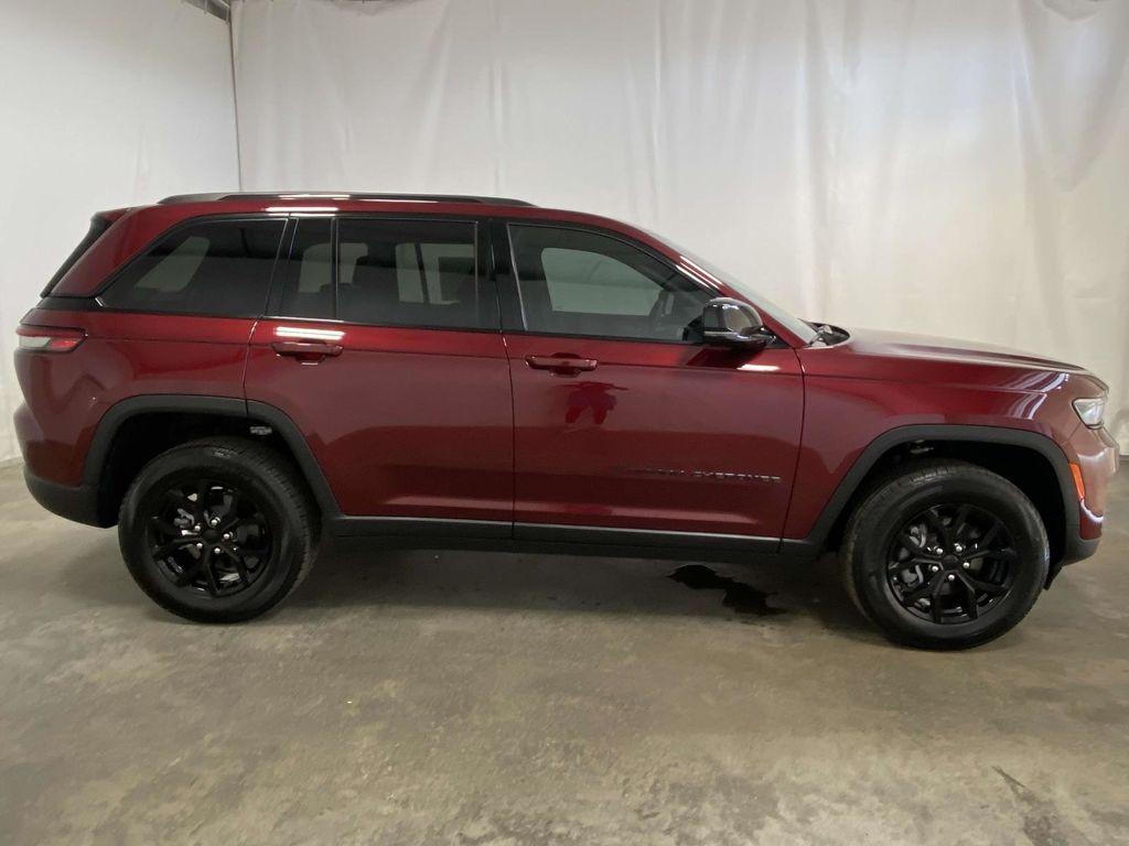 new 2025 Jeep Grand Cherokee car, priced at $42,177
