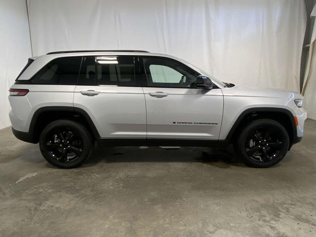 new 2025 Jeep Grand Cherokee car, priced at $41,588
