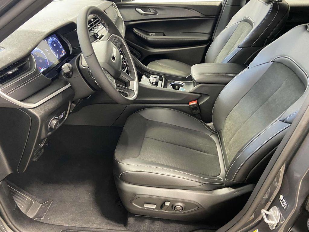 new 2025 Jeep Grand Cherokee car, priced at $42,000