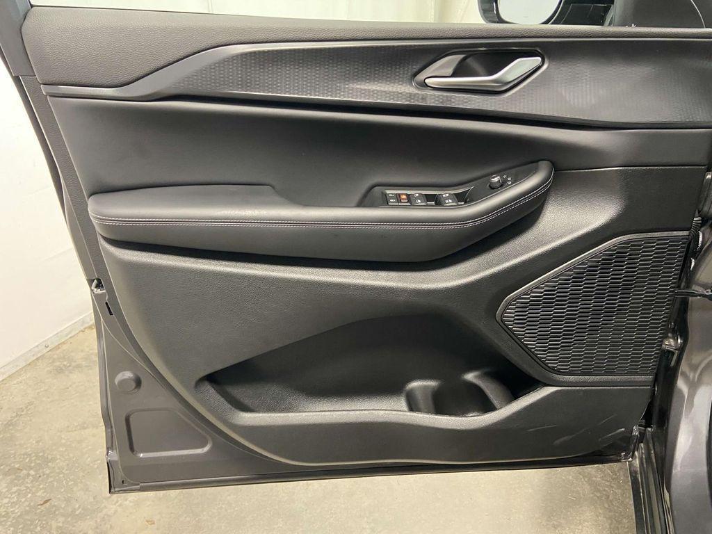 new 2025 Jeep Grand Cherokee car, priced at $42,000