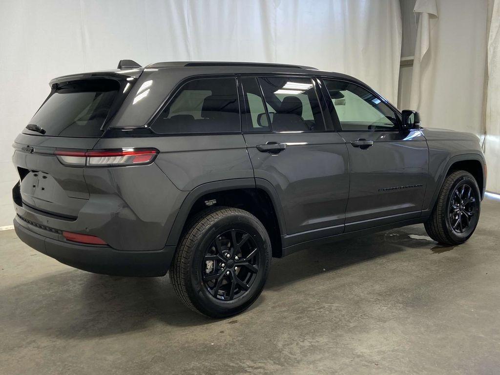 new 2025 Jeep Grand Cherokee car, priced at $42,000