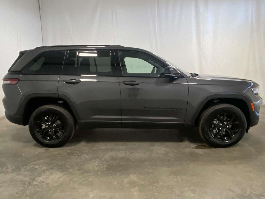 new 2025 Jeep Grand Cherokee car, priced at $42,000