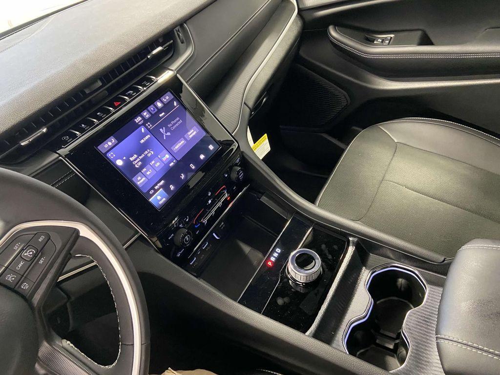 new 2025 Jeep Grand Cherokee car, priced at $42,000