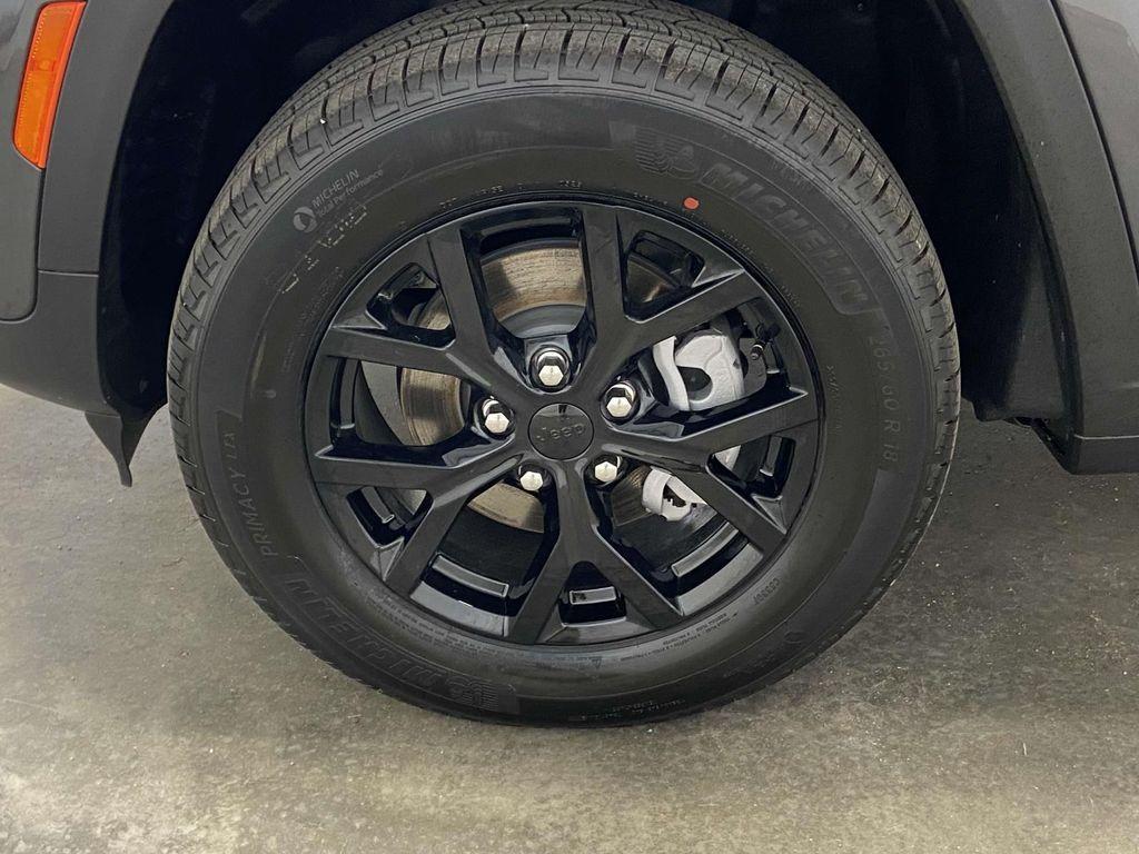 new 2025 Jeep Grand Cherokee car, priced at $42,000