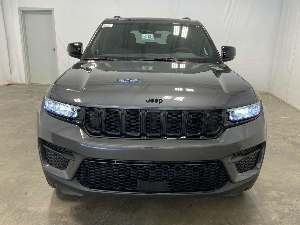 new 2025 Jeep Grand Cherokee car, priced at $42,000
