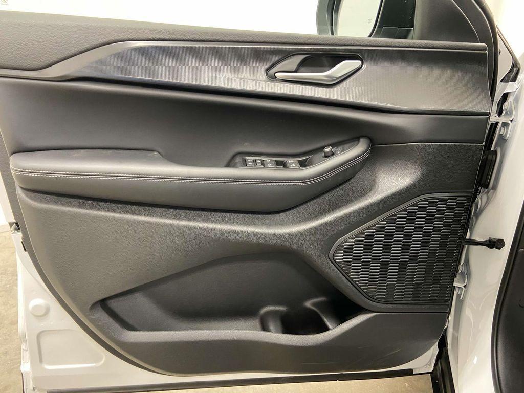 new 2025 Jeep Grand Cherokee car, priced at $38,678