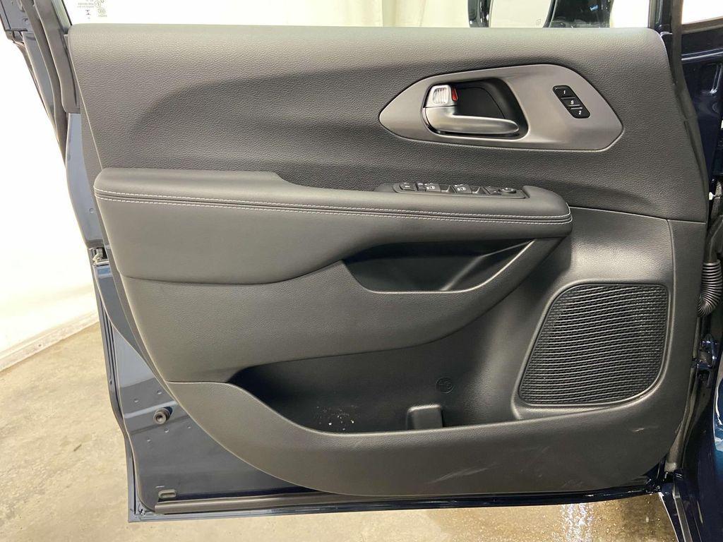 new 2025 Chrysler Pacifica car, priced at $43,031