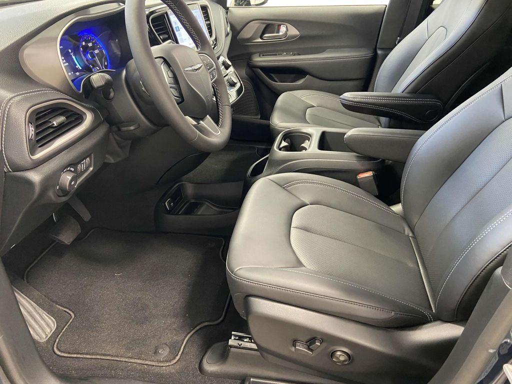 new 2025 Chrysler Pacifica car, priced at $43,031