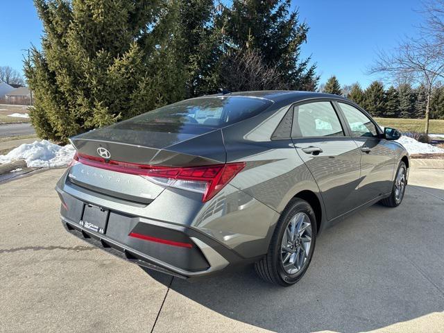 new 2025 Hyundai Elantra HEV car