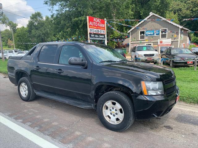 used 2009 Chevrolet Avalanche car, priced at $10,500