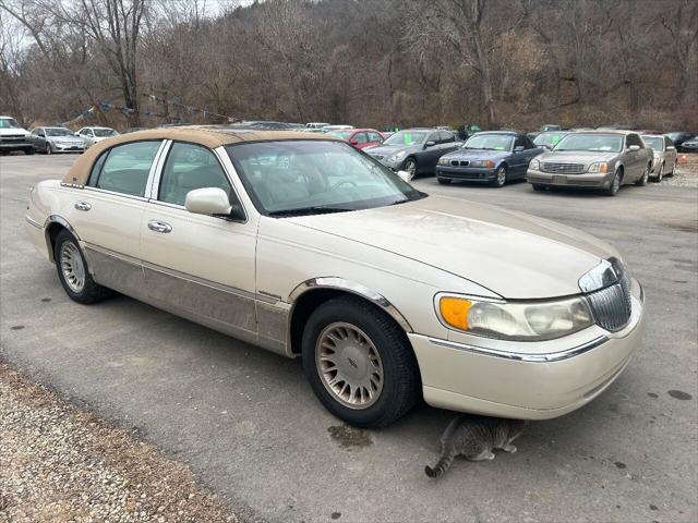 used 1999 Lincoln Town Car car, priced at $3,950