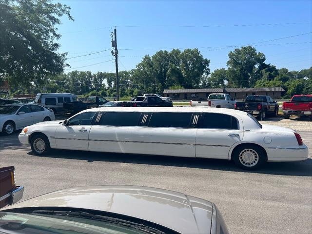 used 1999 Lincoln Town Car car, priced at $5,955