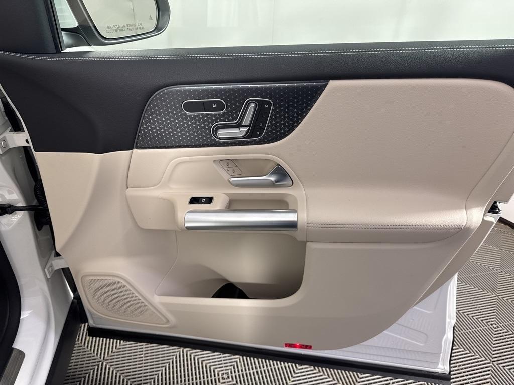 new 2025 Mercedes-Benz GLA 250 car, priced at $47,295
