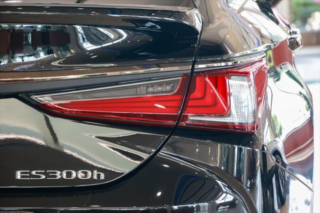 new 2025 Lexus ES 300h car, priced at $52,524