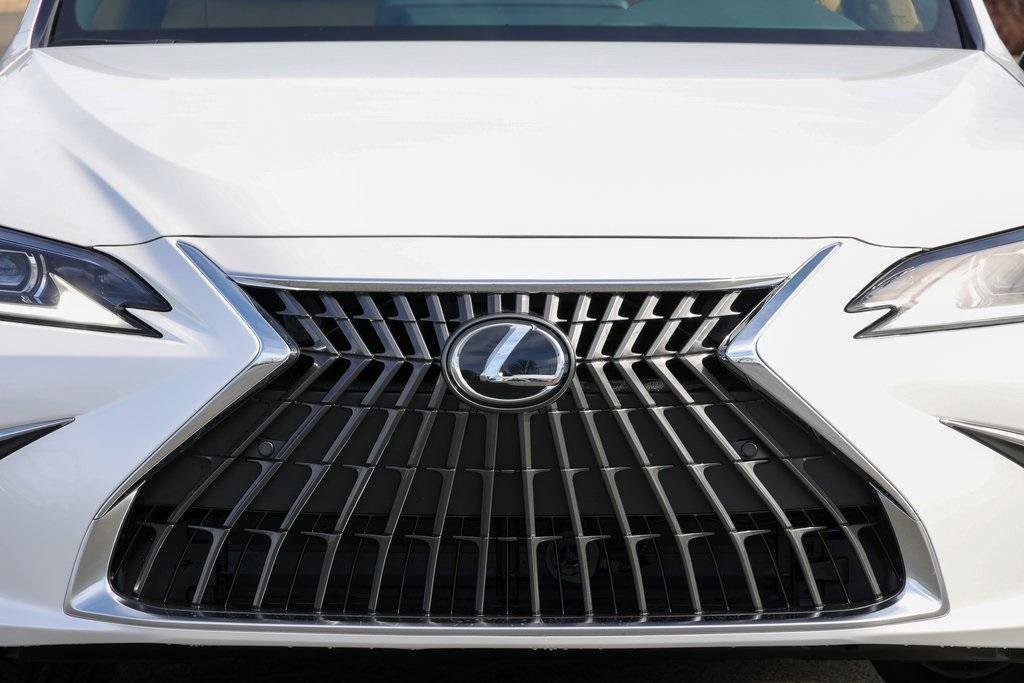 new 2025 Lexus ES 300h car, priced at $51,024