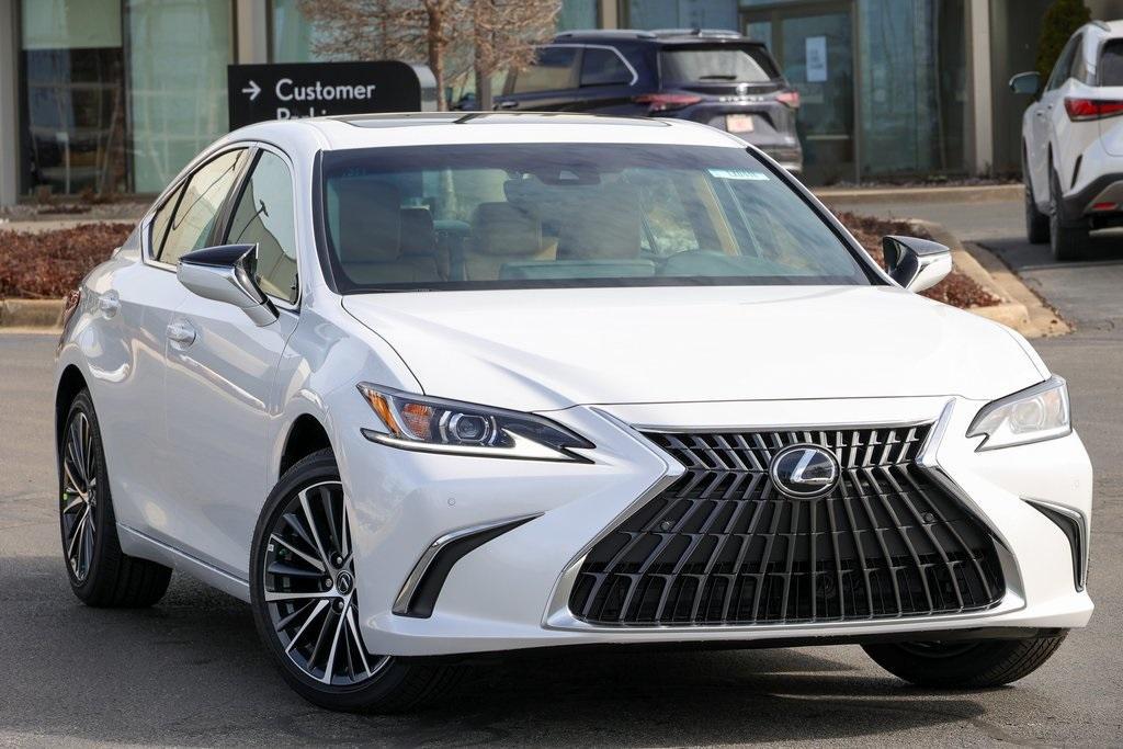 new 2025 Lexus ES 300h car, priced at $51,024